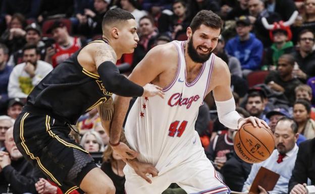 Mirotic, en una acción ante Kuzma, de los Lakers. 