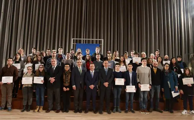 El consejero de Educación, en el centro, con su equipo y los alumnos premiados por su esfuerzo y expediente académico en las diferentes etapas. 