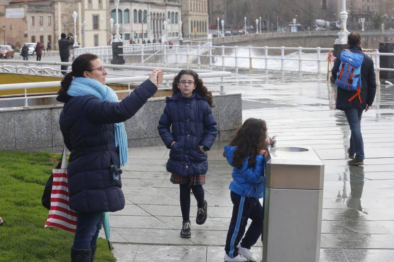 Ademas de la nieve, el granizo ha hecho acto de presencia en numerosos puntos de la región y Gijón registra olas de hasta seis metros