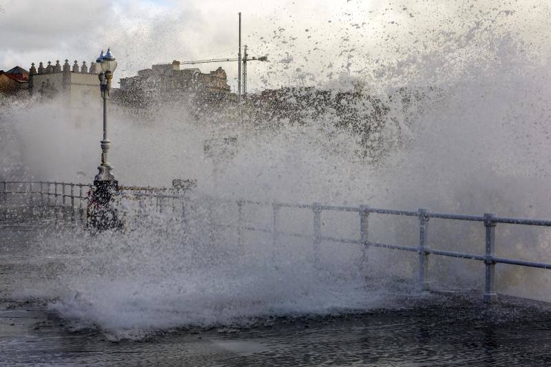 Ademas de la nieve, el granizo ha hecho acto de presencia en numerosos puntos de la región y Gijón registra olas de hasta seis metros