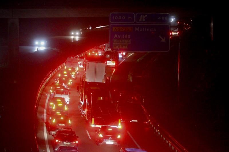 Un choque en cadena a la altura del kilómetro 406, en Molleda, en sentido Santander, ha involucrado a una quincena de vehículos y ha obligado a cerrar al tráfico la vía