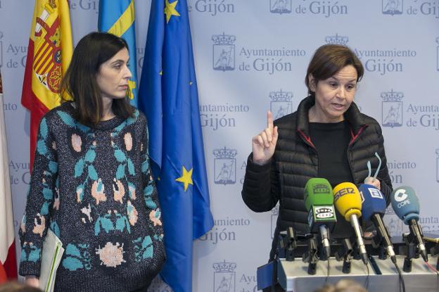 Carmen Moriyón, durante el anuncio del incumplimiento de la regla de gasto, junto a la concejala de Hacienda, Ana Braña. 