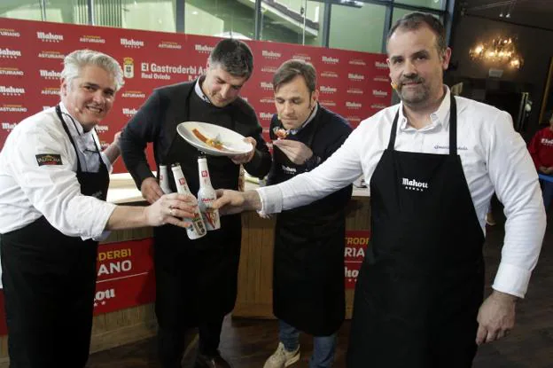 Juan Luis Lobato, César Martín, Manolo Sánchez Murias y Gonzalo Pañeda en Casa Lobato. A la derecha, el carbayón azul y los oricios rojiblancos. 