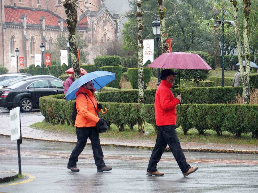 Corte en la carretera de acceso a Los Lagos y paraguas en Covadonga
