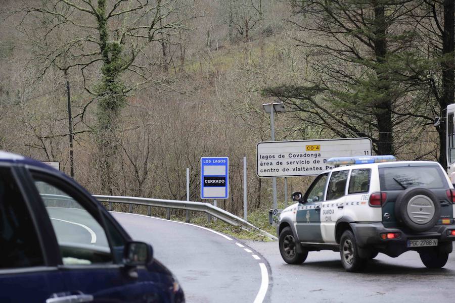 Corte en la carretera de acceso a Los Lagos y paraguas en Covadonga