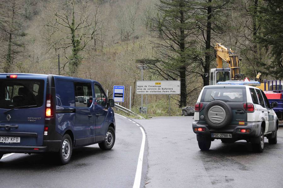 Corte en la carretera de acceso a Los Lagos y paraguas en Covadonga