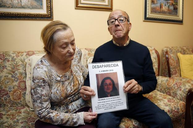 Consolación Bravo y Mario García, en su piso de Nuevo Gijón con una foto de su hija. 