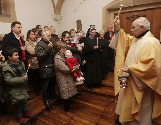 Un momento de la bendición en el interior del monasterio. 