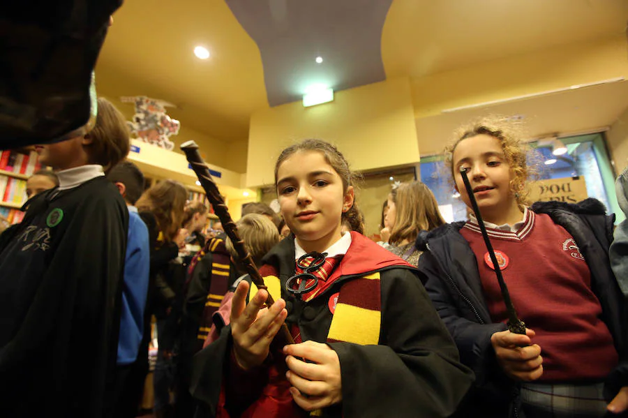 La librería Búho Lector de la capital asturiana celebró una tarde llena de detalles para que los niños pudiesen adentrarse en el mundo creado por creado por J. K. Rowling