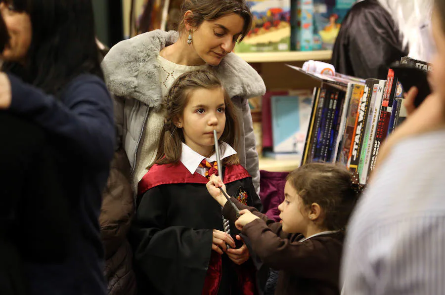 La librería Búho Lector de la capital asturiana celebró una tarde llena de detalles para que los niños pudiesen adentrarse en el mundo creado por creado por J. K. Rowling