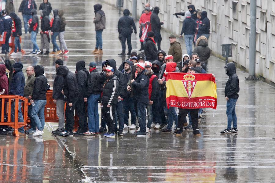 Las aficiones del Oviedo y del Sporting, a las puertas del Carlos Tariere