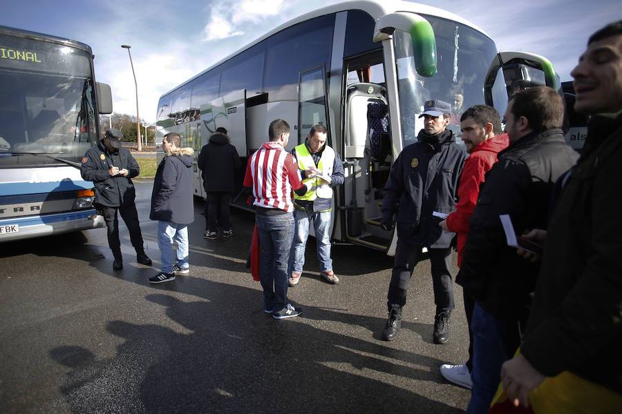 La afición del Sporting pone rumbo a Oviedo