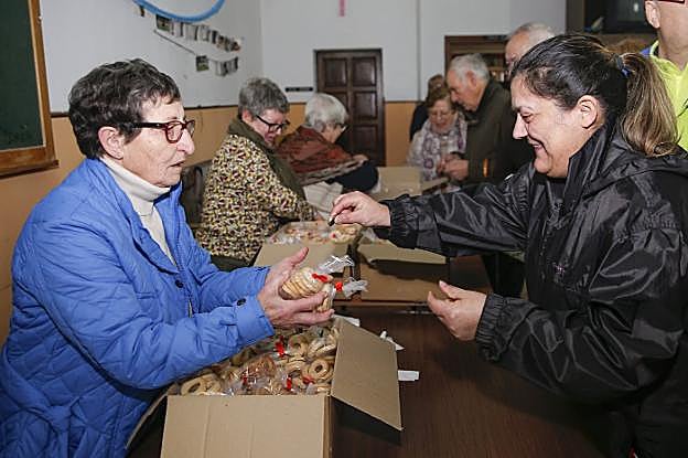 Voluntarias despachan las rosquillas en Jove. 