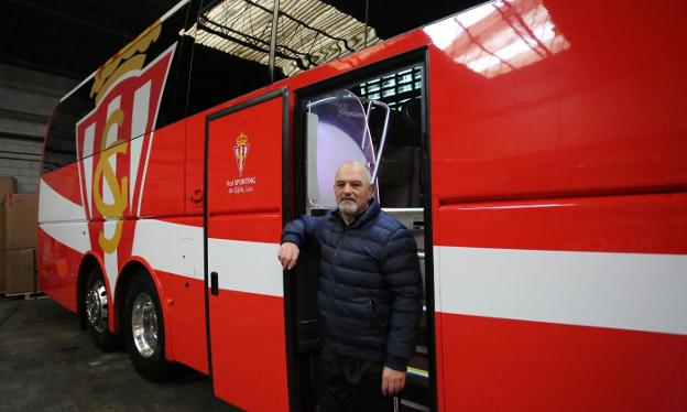 Raúl Otero prepara el autobús del Sporting que hoy llevará al equipo hasta el Tartiere. 