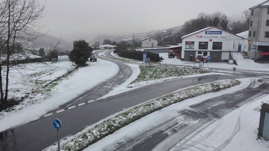 Impresionante nevada en el Occidente de Asturias