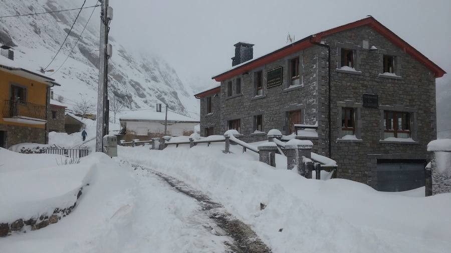 Impresionante nevada en el Occidente de Asturias