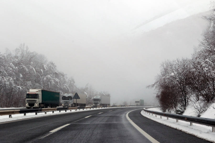 Las nevadas complican la comunicación de Asturias con la Meseta. La autopista del Huerna se cubrió de un manto blanco que ha obligado a realizar cortes puntuales y a reducir la velocidad