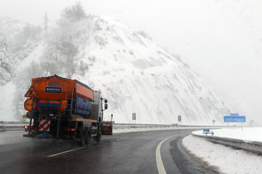 Las nevadas complican la comunicación de Asturias con la Meseta. La autopista del Huerna se cubrió de un manto blanco que ha obligado a realizar cortes puntuales y a reducir la velocidad