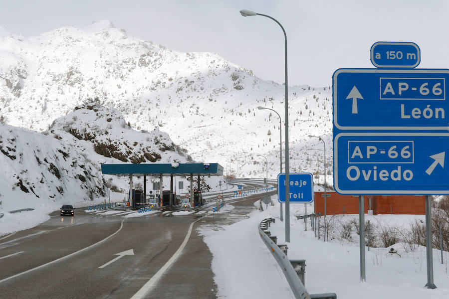 Las nevadas complican la comunicación de Asturias con la Meseta. La autopista del Huerna se cubrió de un manto blanco que ha obligado a realizar cortes puntuales y a reducir la velocidad