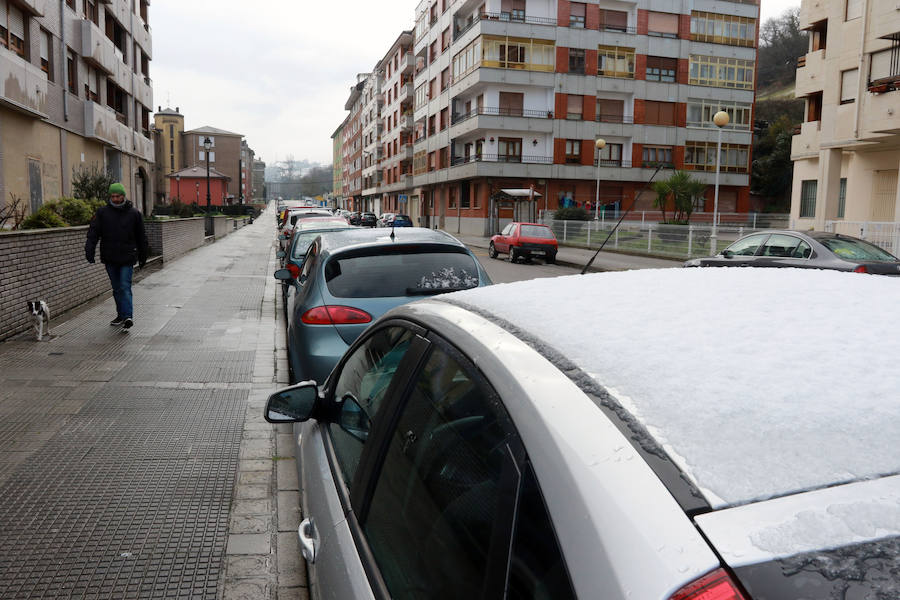 Las nevadas complican la comunicación de Asturias con la Meseta. La autopista del Huerna se cubrió de un manto blanco que ha obligado a realizar cortes puntuales y a reducir la velocidad