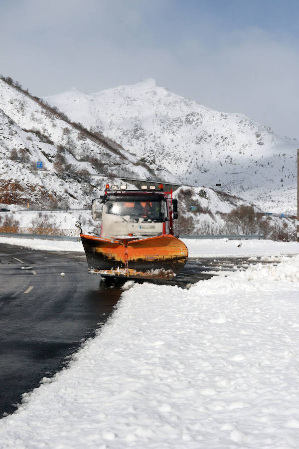 Las nevadas complican la comunicación de Asturias con la Meseta. La autopista del Huerna se cubrió de un manto blanco que ha obligado a realizar cortes puntuales y a reducir la velocidad