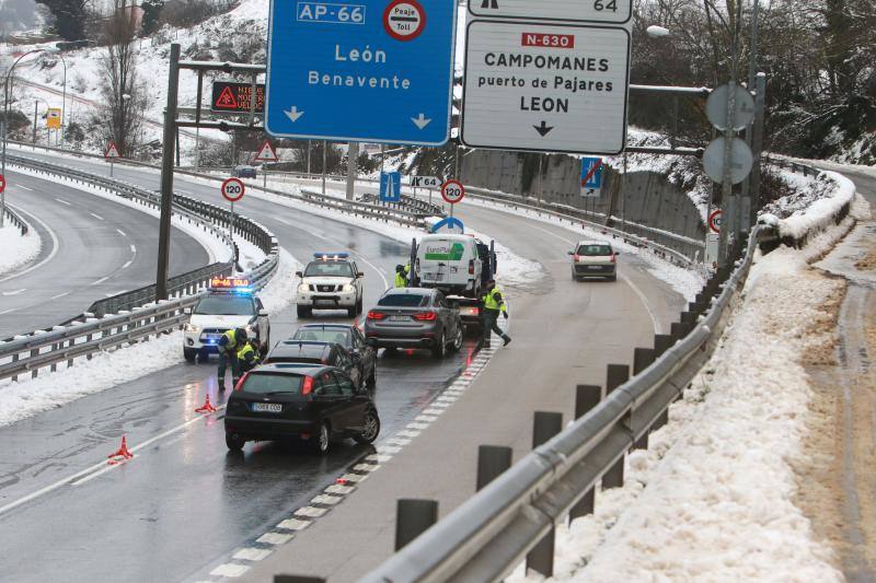 El temporal dificulta la circulación en el Huerna y en Pajares