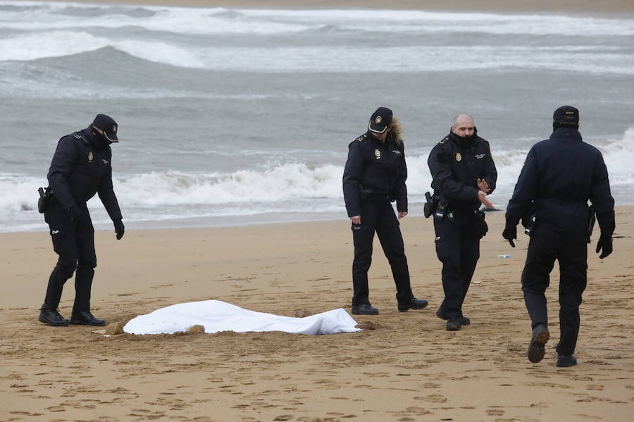 Hallan el cadáver de una mujer en la playa de Poniente