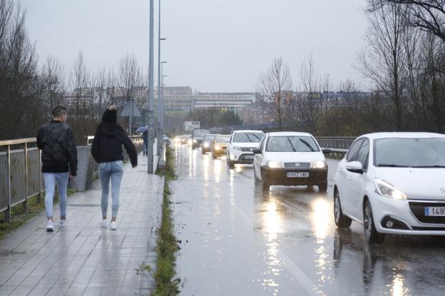 Uno de los habituales atascos en una de las carreteras de acceso al centro comercial Intu Asturias, de Paredes. 