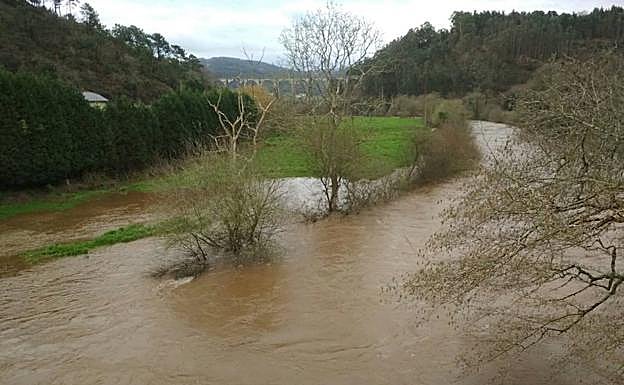 El río Esva se desborda a su paso por el concejo de Valdés.
