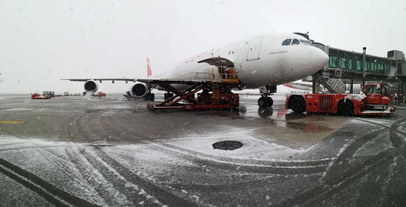 Una imagen de la nieve en el aeropuerto de Barajas.