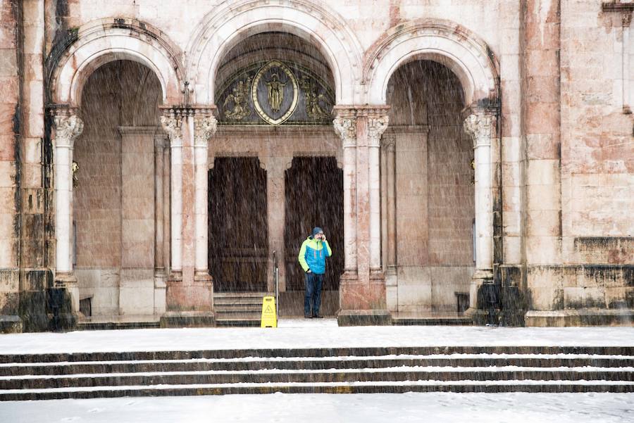 El Real Sitio de Covadonga luce una imagen totalmente invernal. Un manto blanco cubre todo el entorno dejando estas imágenes