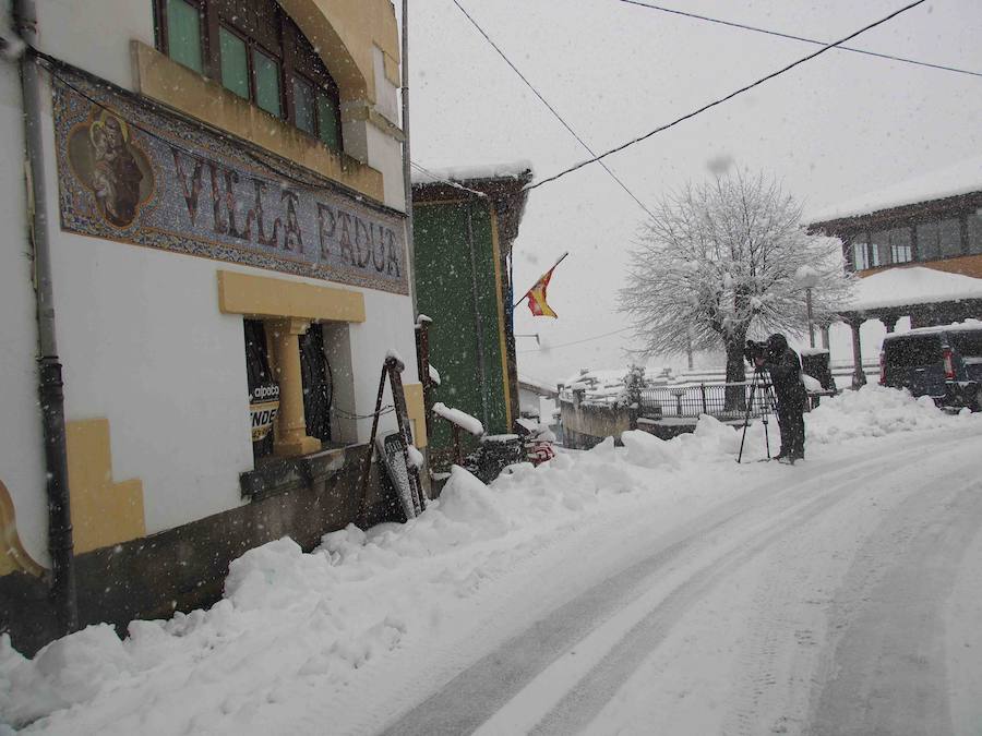 Los vecinos del Ponga hacen frente al invierno que ha vuelto a teñir de blanco el concejo. El concejo está rodeado de riscos y hayedos y es una de las poblaciones que se encuentran a mayor altura sobre el nivel del mar