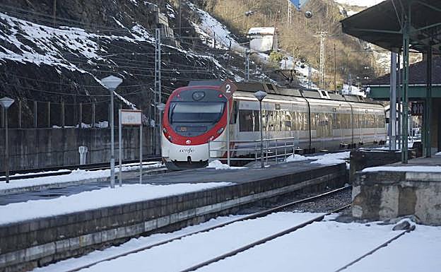 El temporal interrumpe el tráfico ferroviario entre Asturias y León