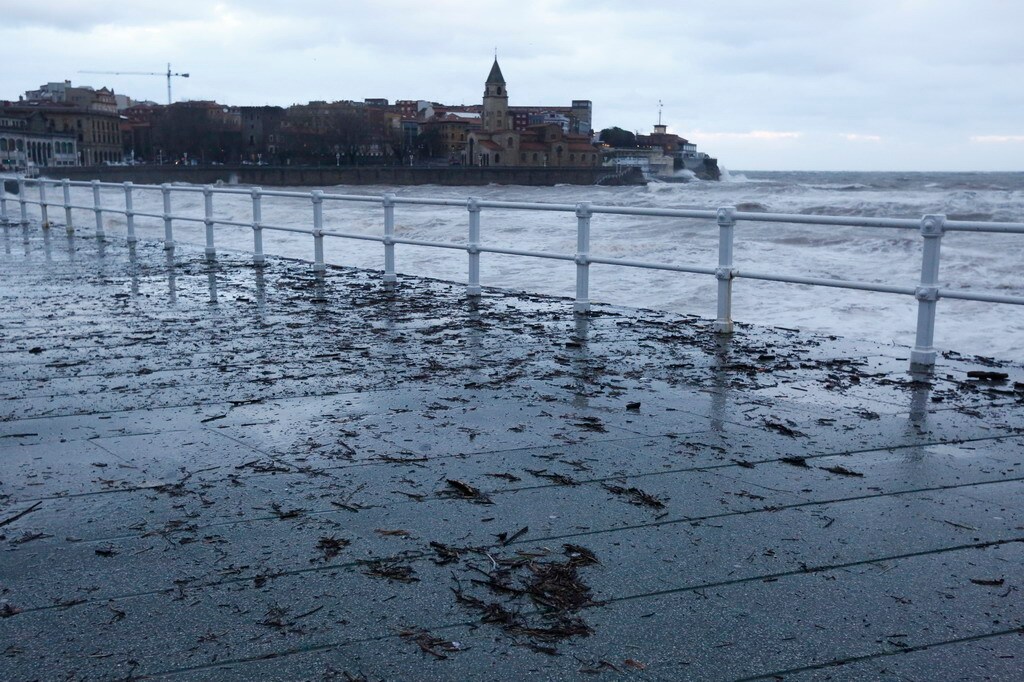 El temporal golpea la costa de Gijón