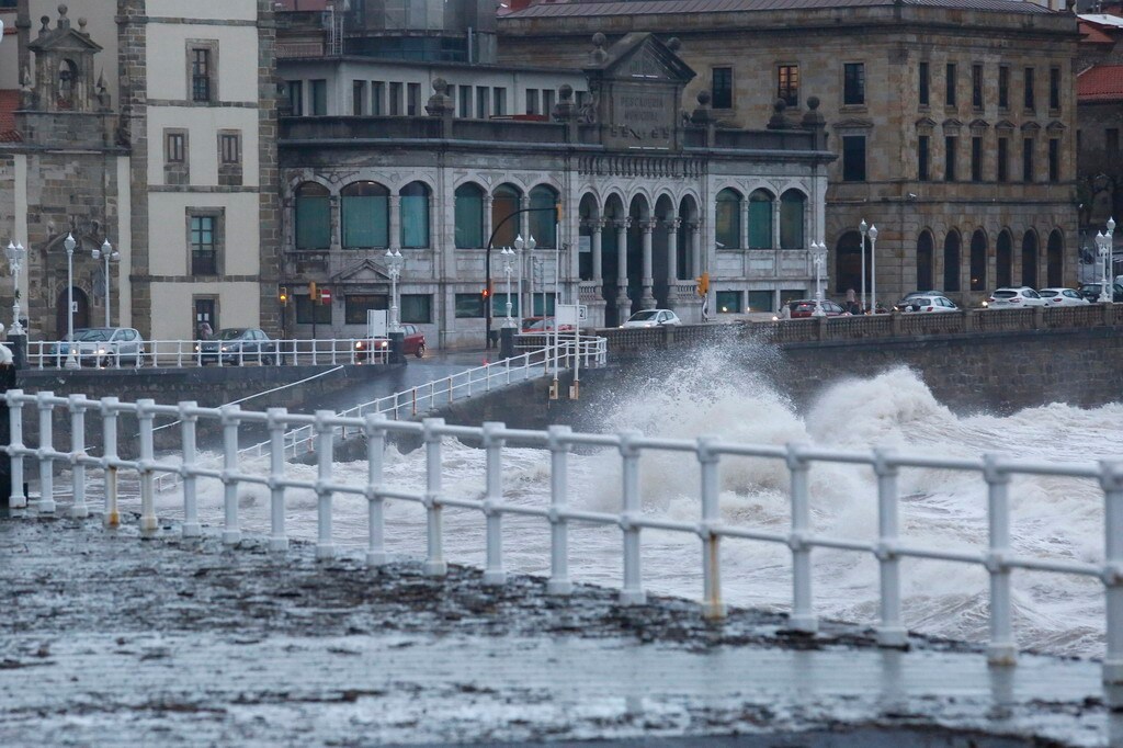 El temporal golpea la costa de Gijón