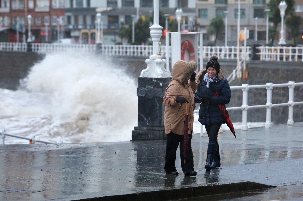 El temporal golpea la costa de Gijón