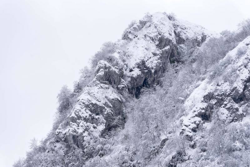 El Naranco cubierto de nieve se ha convertido en toda una atracción para muchos vecinos de Oviedo, que no han dudado en acercarse a disfrutar de la estampa. Otros puntos como Afilorios o Pedrovieya también se han cubierto de nieve. 