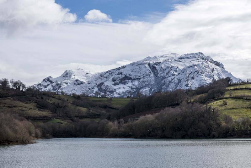 El Naranco cubierto de nieve se ha convertido en toda una atracción para muchos vecinos de Oviedo, que no han dudado en acercarse a disfrutar de la estampa. Otros puntos como Afilorios o Pedrovieya también se han cubierto de nieve. 