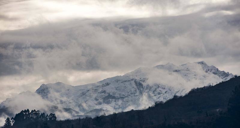 El Naranco cubierto de nieve se ha convertido en toda una atracción para muchos vecinos de Oviedo, que no han dudado en acercarse a disfrutar de la estampa. Otros puntos como Afilorios o Pedrovieya también se han cubierto de nieve. 