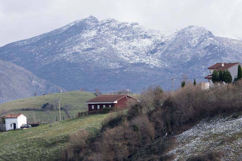 El Naranco cubierto de nieve se ha convertido en toda una atracción para muchos vecinos de Oviedo, que no han dudado en acercarse a disfrutar de la estampa. Otros puntos como Afilorios o Pedrovieya también se han cubierto de nieve. 