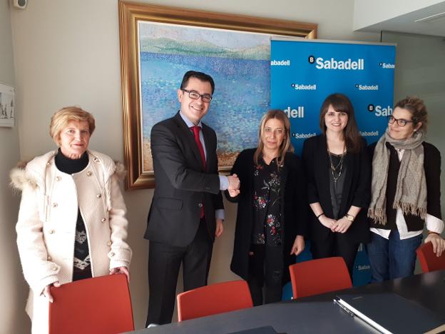 Representantes de Comercio Local Siero y Sabadell, tras la firma. :: E. C.