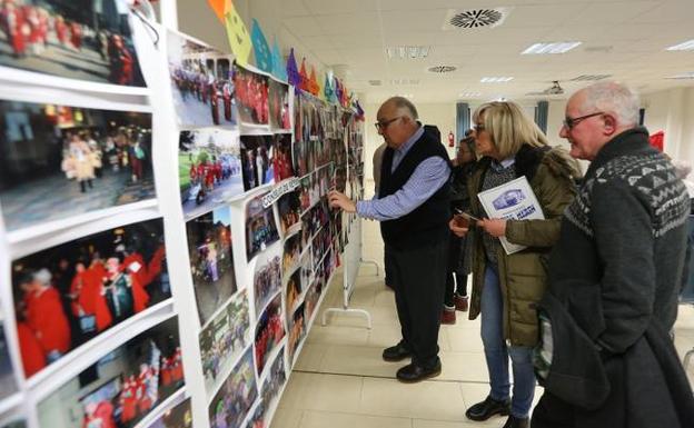 Ana Hevia asistió a la inauguración de la exposición de fotografías en Llaranes. 