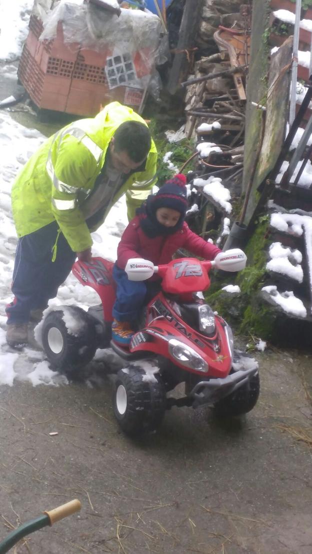 Cangas del Narcea. Abel Pérez juega con un quad. 