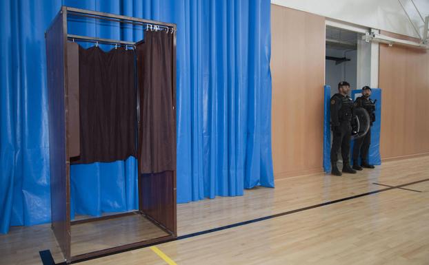 Agentes de la Guardia Civil custodian el colegio de Sant Jullián de Ramis donde inicialmente tenía previsto votar Puigdemont. 