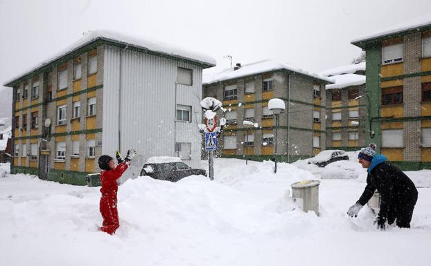 Imagen. Diego Díaz (7 años) y su padre Moisés juegan en la nieve.