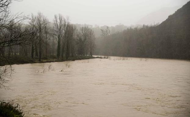 Imagen. El río Sella llegó a desbordarse en puntos como este de Fríes, en Ribadesella.