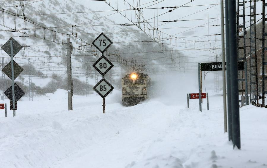 La nieve caída en las últimas jornadas ha dejado estas espectaculares imágenes de la línea ferroviaria en Busdongo, que une León y Asturias, que se encuentra suspendida