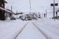 La nieve caída en las últimas jornadas ha dejado estas espectaculares imágenes de la línea ferroviaria en Busdongo, que une León y Asturias, que se encuentra suspendida