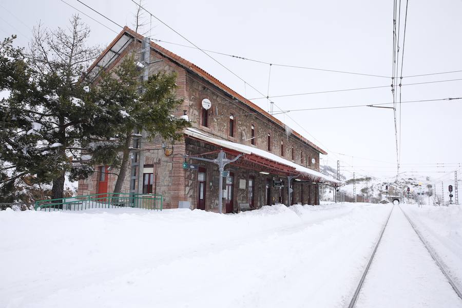 La nieve caída en las últimas jornadas ha dejado estas espectaculares imágenes de la línea ferroviaria en Busdongo, que une León y Asturias, que se encuentra suspendida