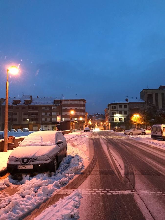 En los municipos de las Cuencas se afanan por despejar los accesos a los pequeños núcleos de población, que han quedado impracticables, no solo por la nieve acumulada, sino por argayos y caídas de árboles. 